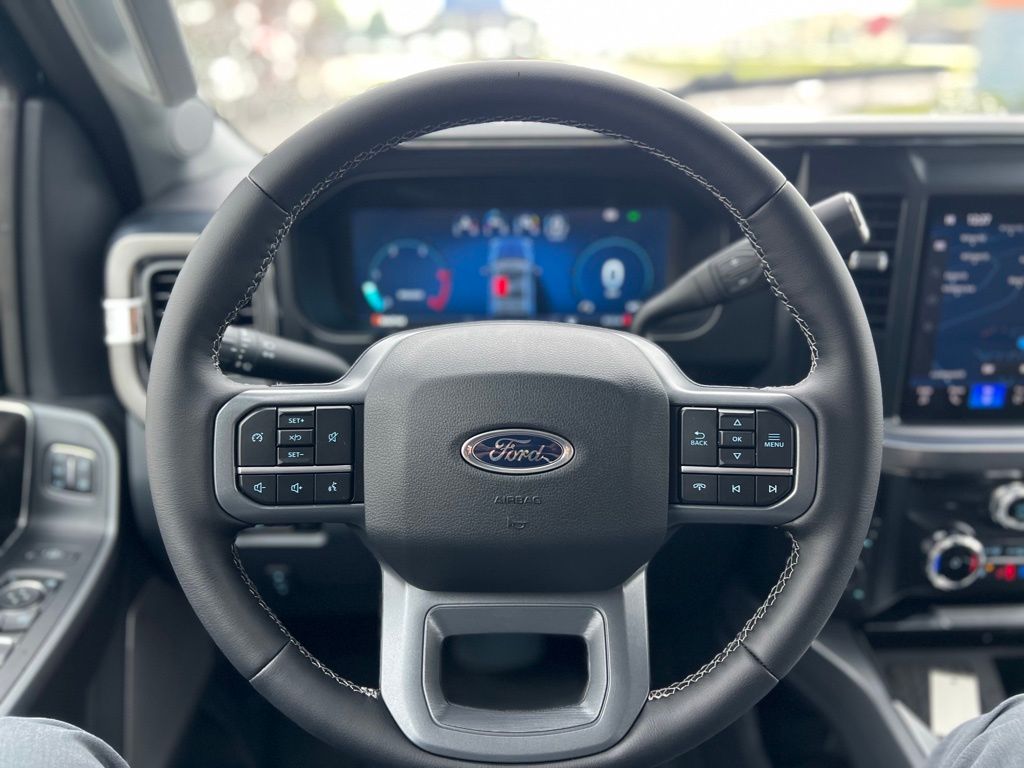 2025 Ford F-250 Lariat photo 3