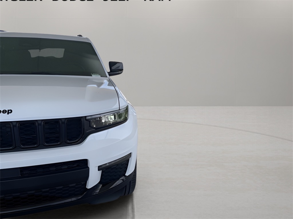 2025 Jeep Grand Cherokee Limited photo 3