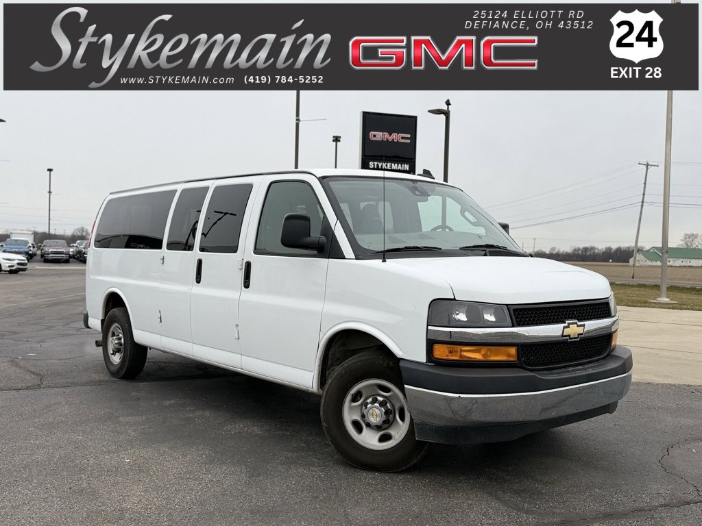 2024 Chevrolet Express Passenger LT's photo