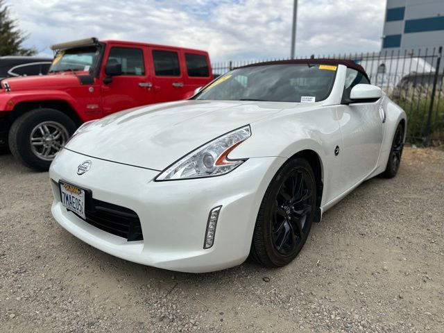 2015 Nissan 370Z Touring photo 3