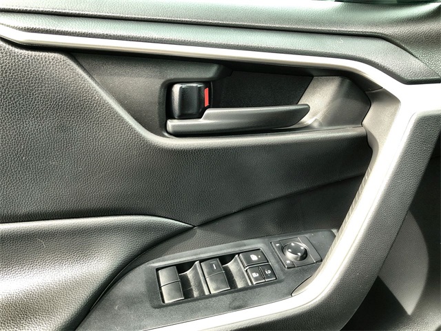 2022 Toyota RAV4 LE photo 4