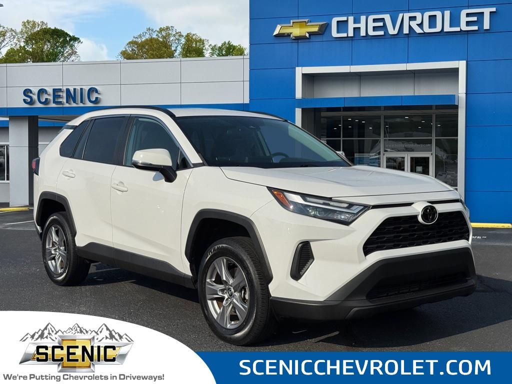 2022 Toyota RAV4 XLE's photo