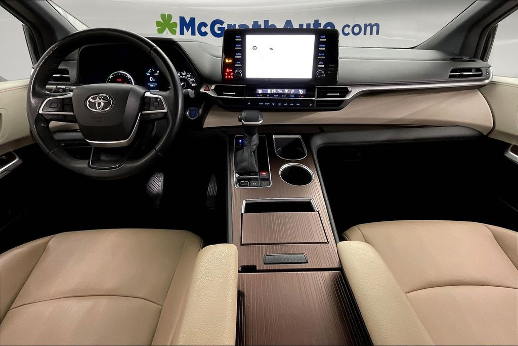 2023 Toyota Sienna XLE photo 14