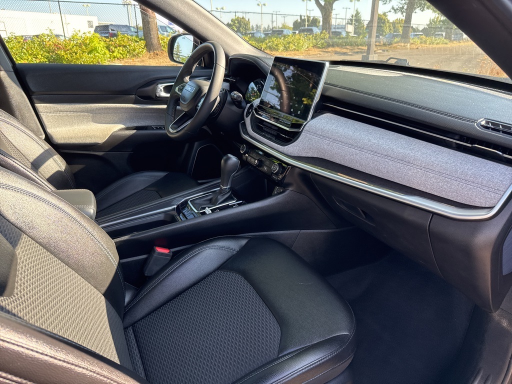 2024 Jeep Compass Latitude photo 33