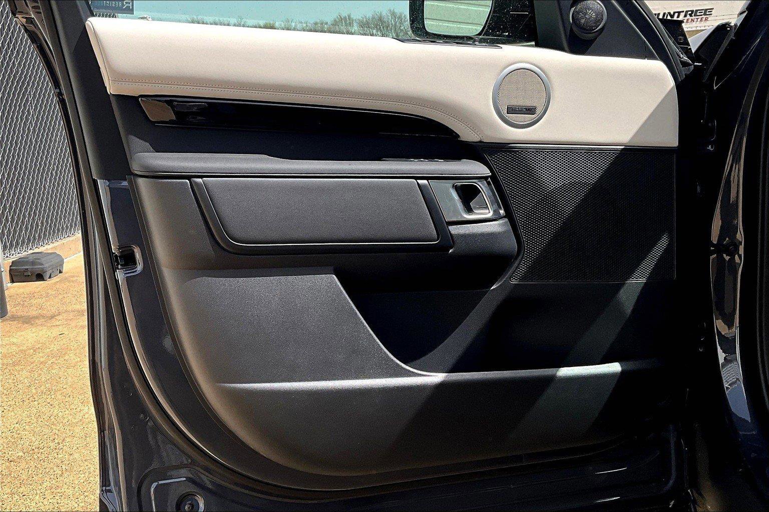 2025 Land Rover Discovery S photo 9
