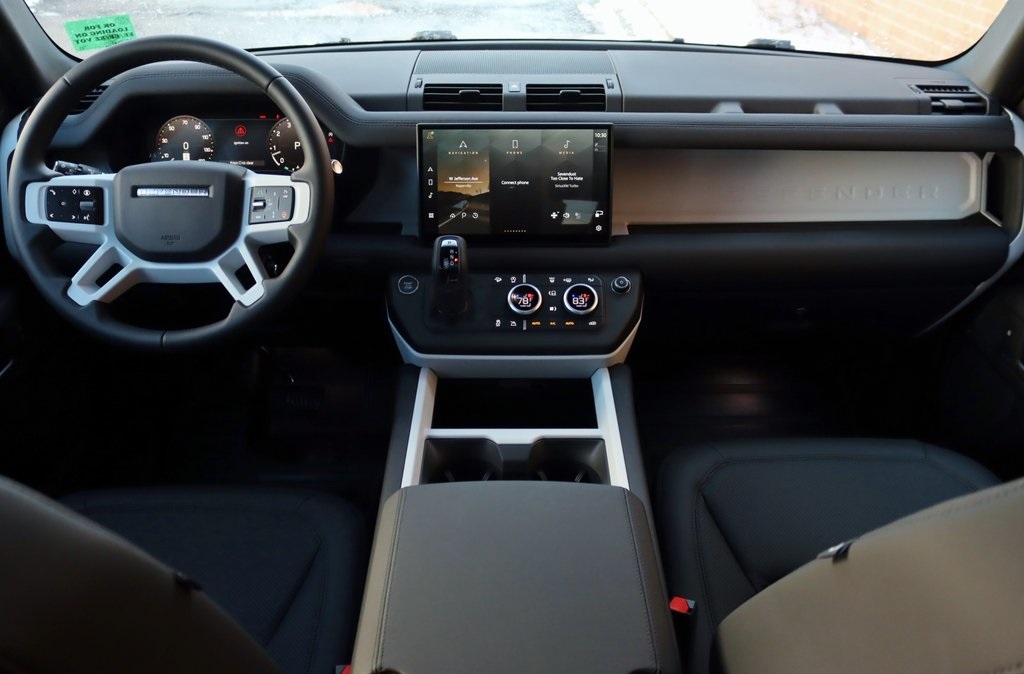 2025 Land Rover Defender 110 S photo 7