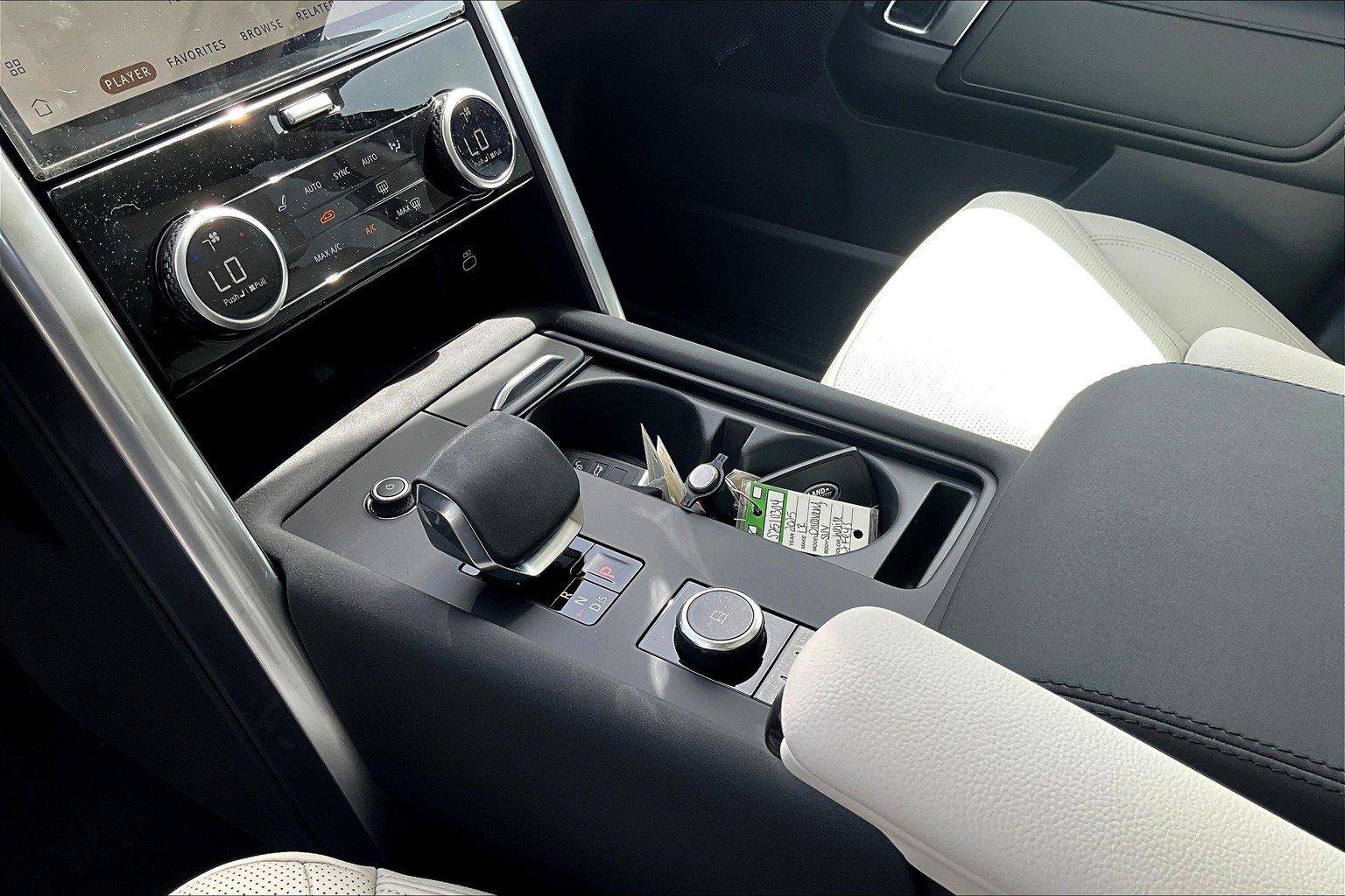 2025 Land Rover Discovery S photo 6