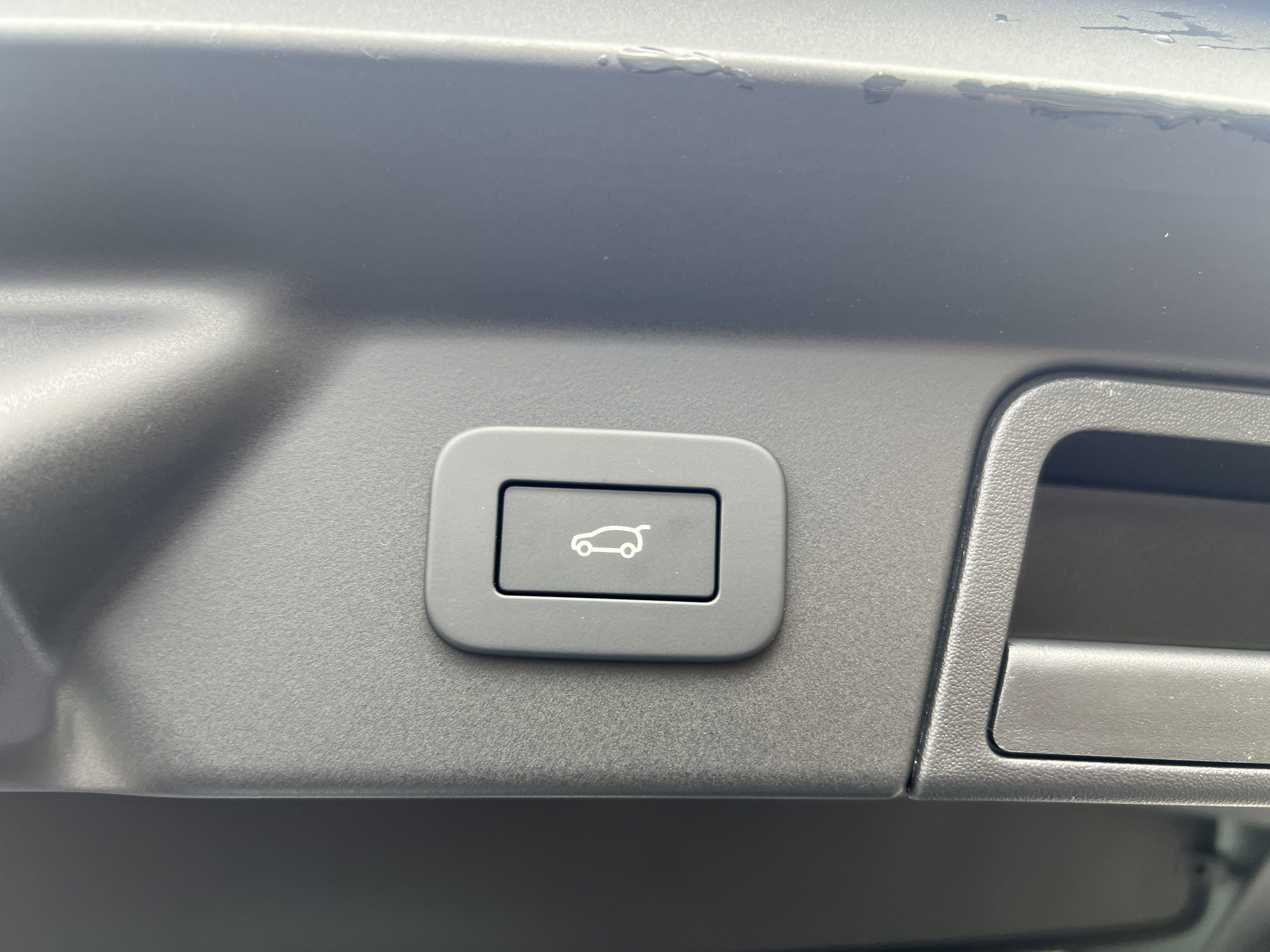 2026 Land Rover Range Rover Velar SE photo 7