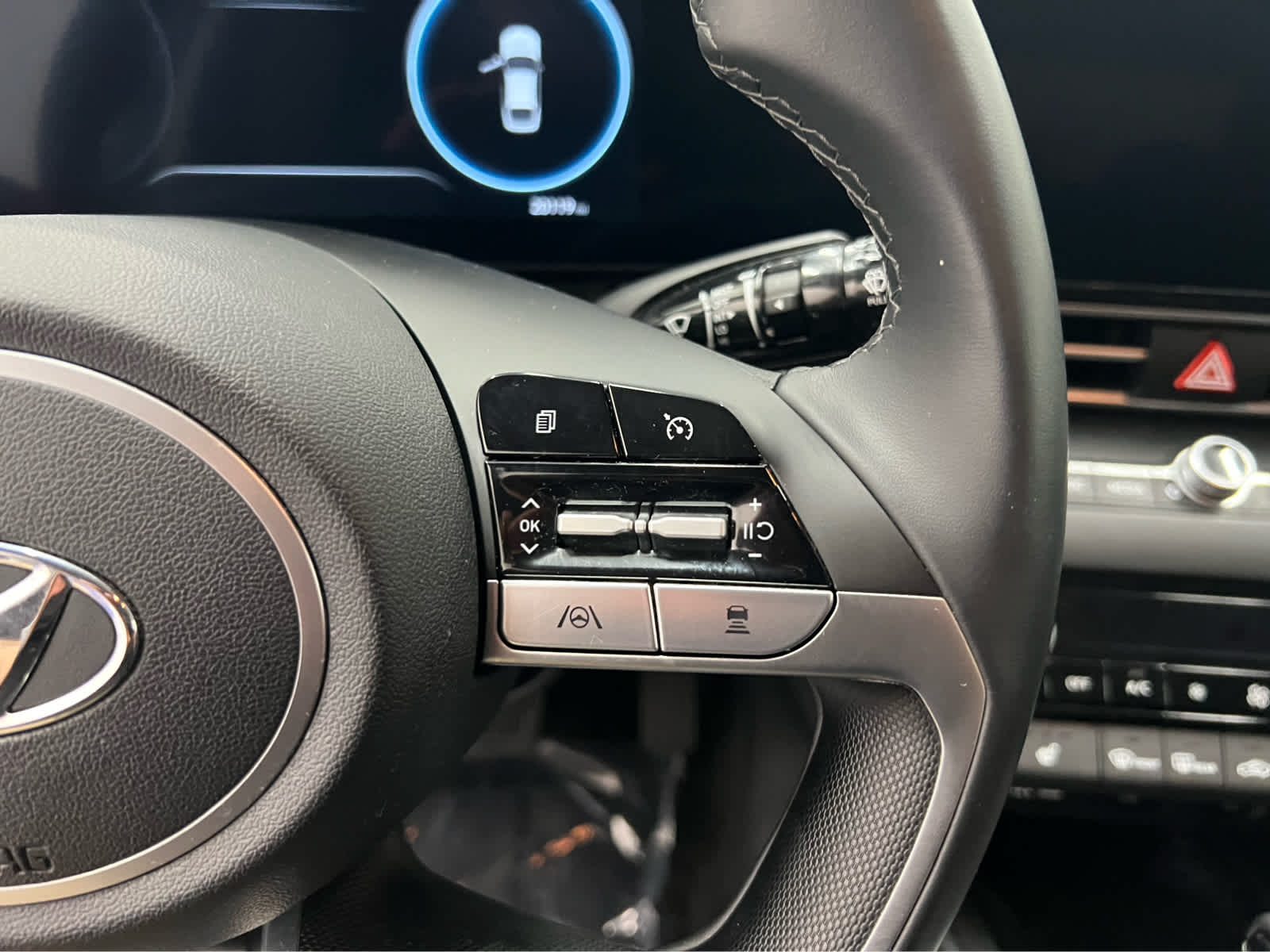 2023 Hyundai Elantra SEL photo 3