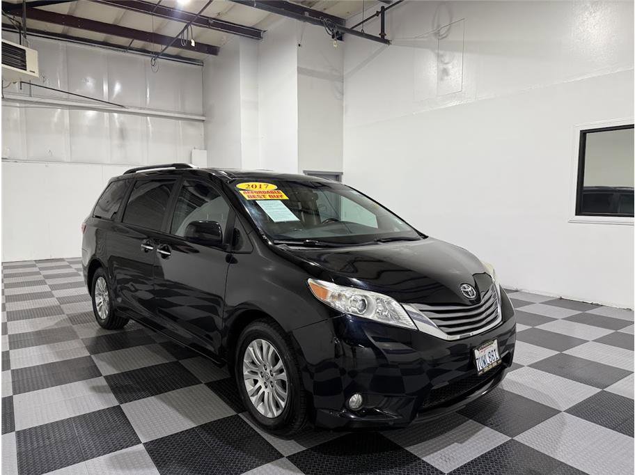 2017 Toyota Sienna XLE Premium photo 2