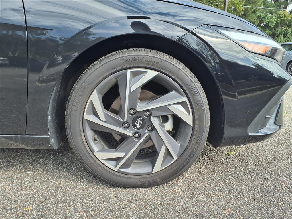 2025 Hyundai Elantra SEL Sport photo 4
