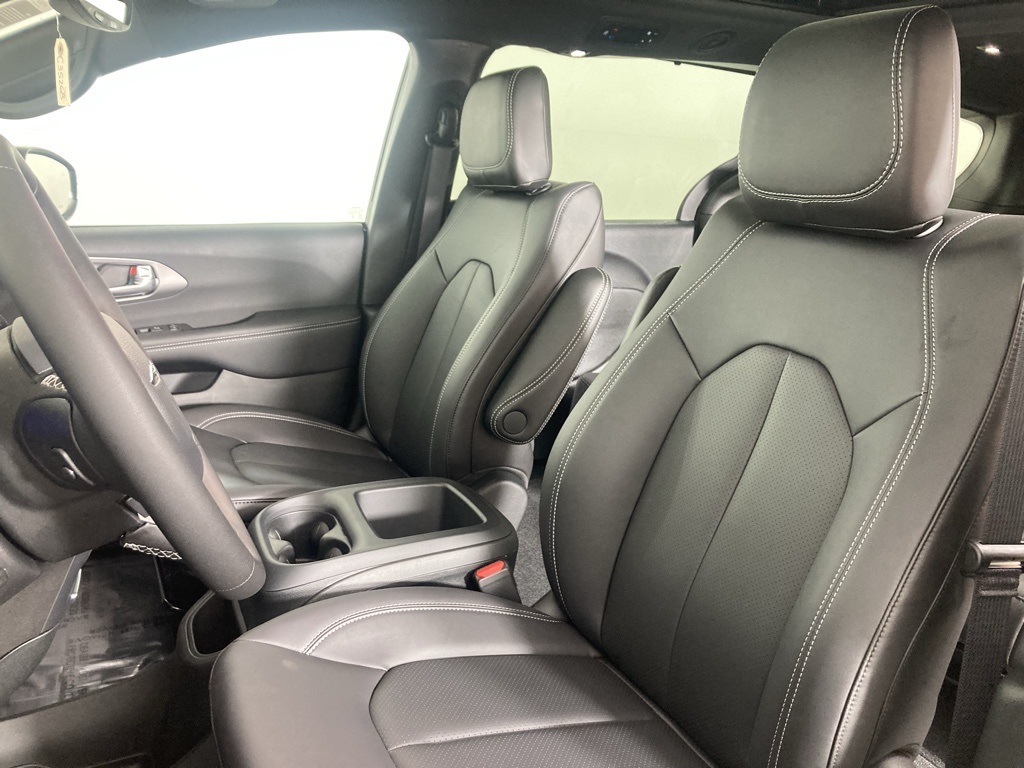 2025 Chrysler Pacifica photo 3