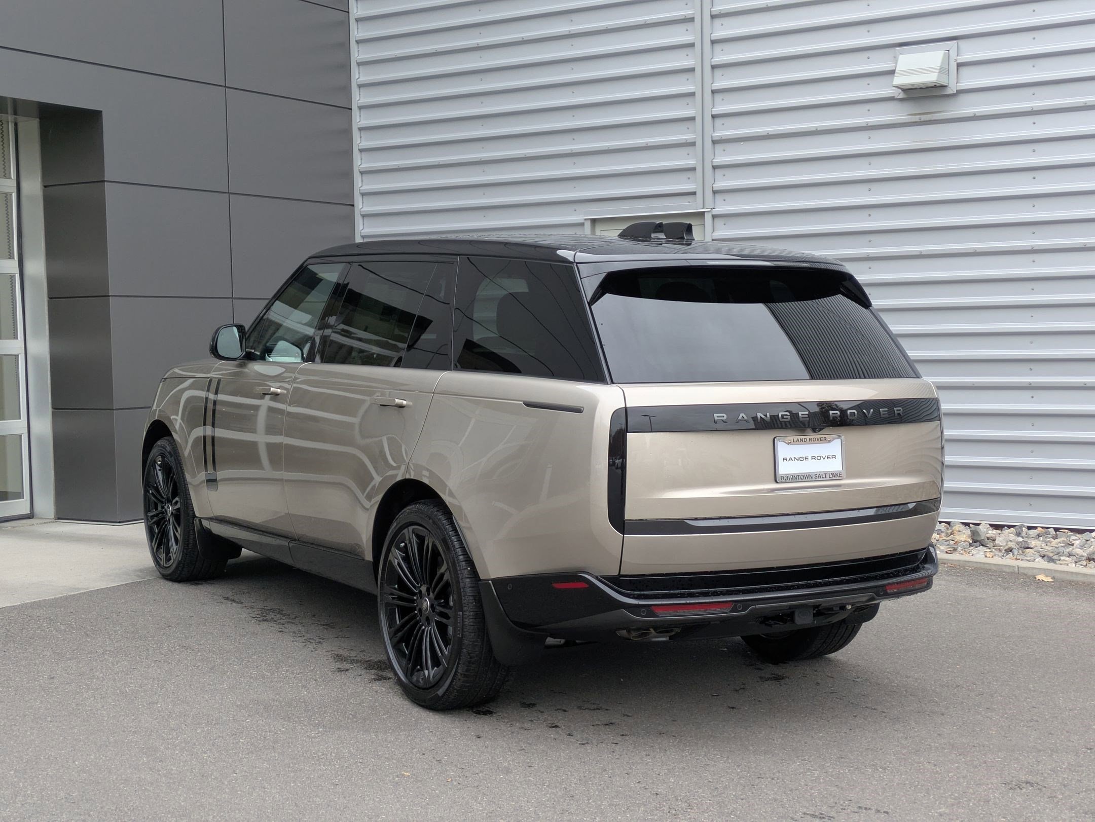 2025 Land Rover Range Rover SE photo 2