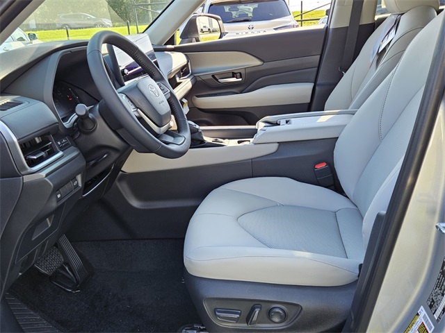2025 Toyota Grand Highlander XLE photo 5