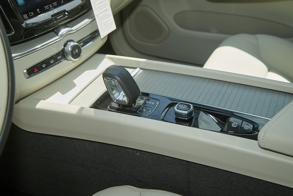 2025 VOLVO XC60 - Image 13