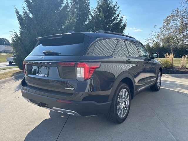 2025 Ford Explorer photo 3