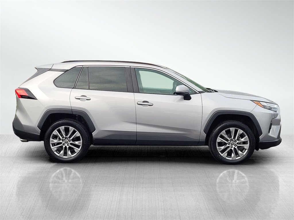 2022 Toyota RAV4 XLE Premium photo 4