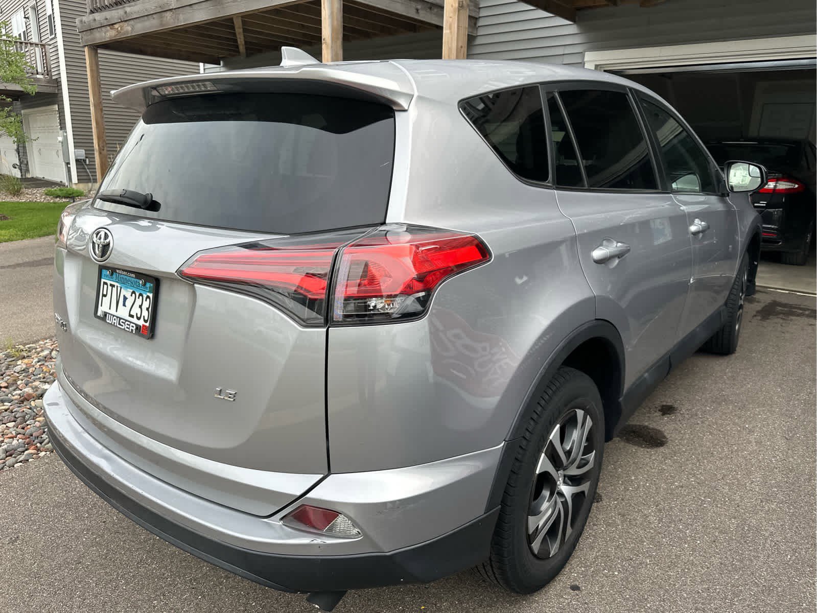 2018 Toyota RAV4 LE photo 3