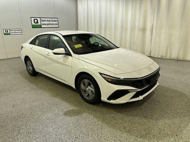 2025 Hyundai Elantra SE photo 2