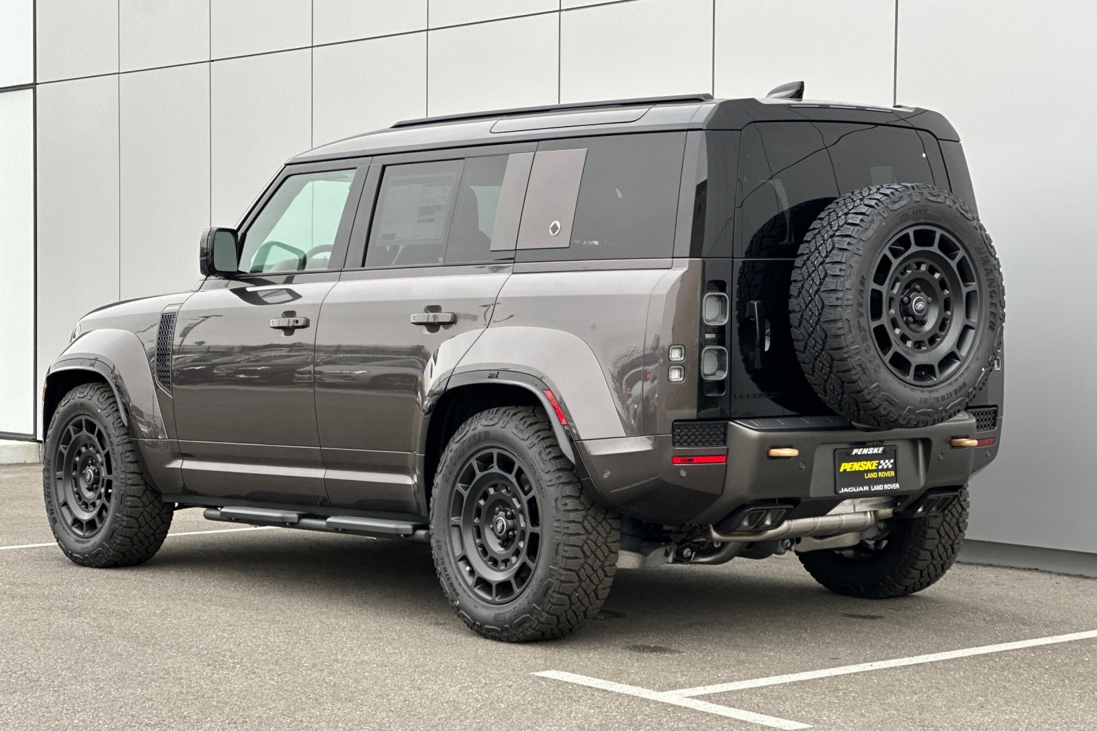 2025 Land Rover Defender 110 photo 3