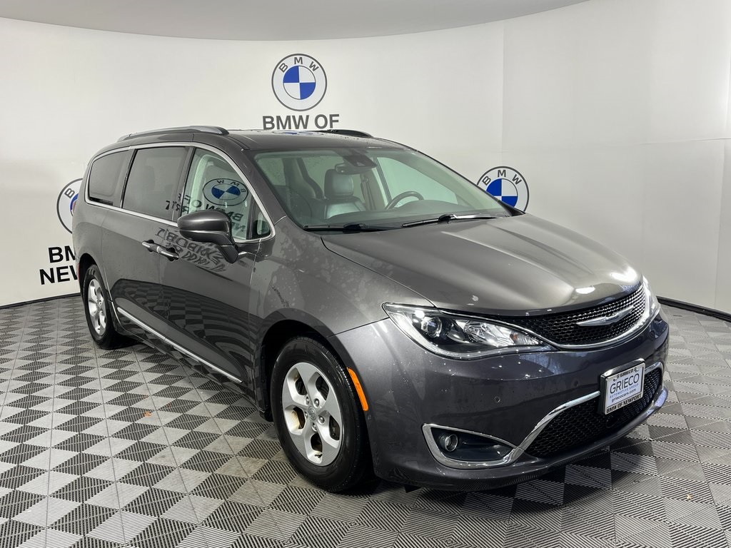 2017 Chrysler Pacifica Touring-L Plus's photo