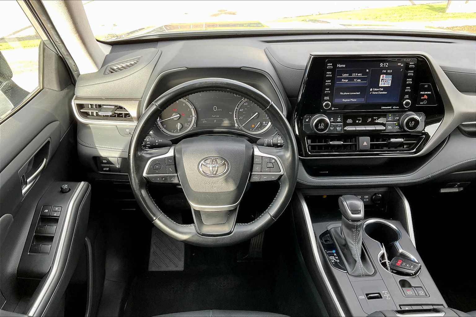 2022 Toyota Highlander XLE photo 2