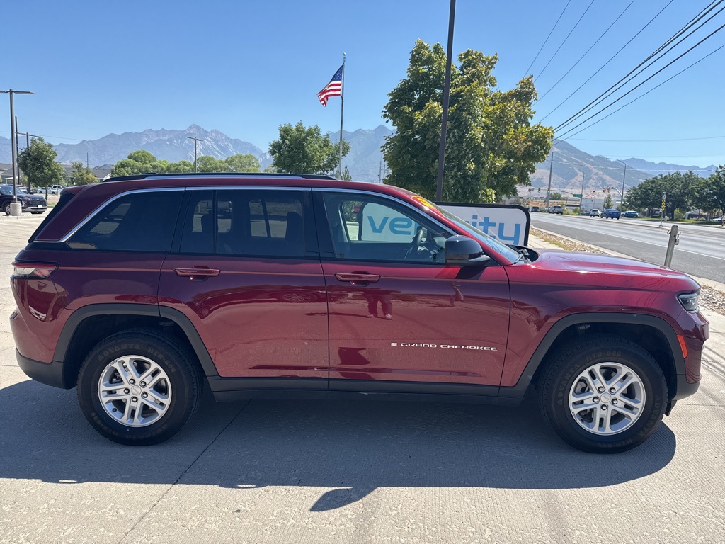 2023 Jeep Cherokee Laredo photo 2