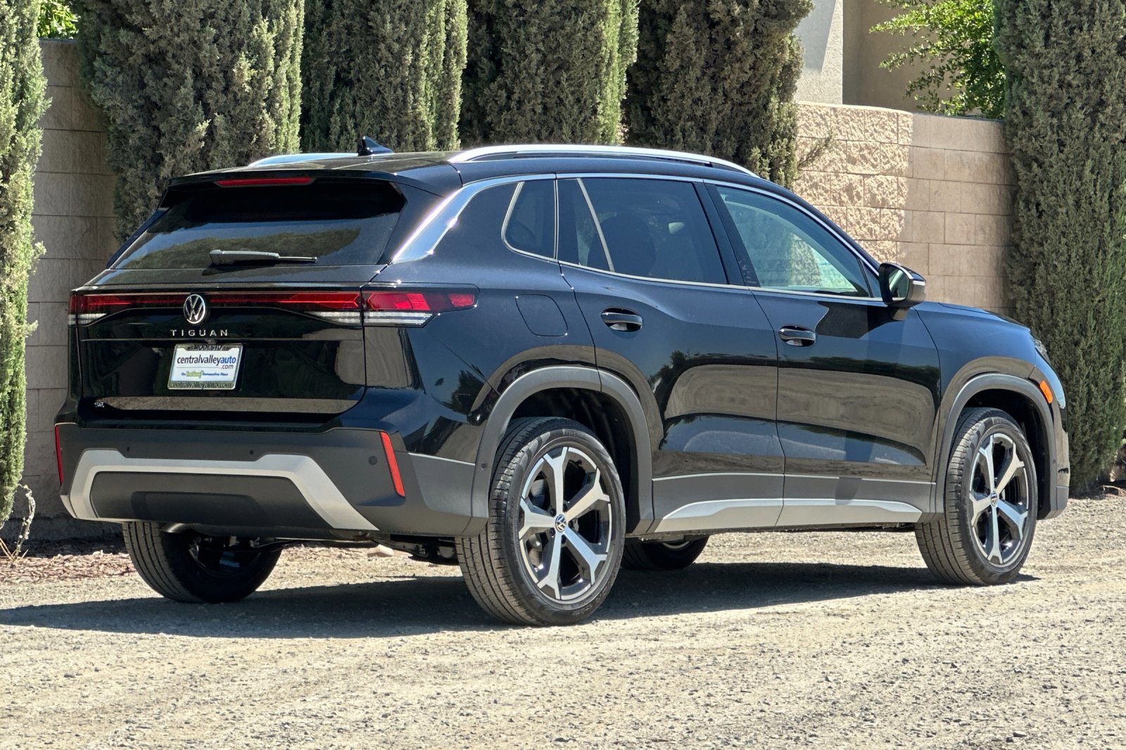 2025 Volkswagen Tiguan SE photo 2