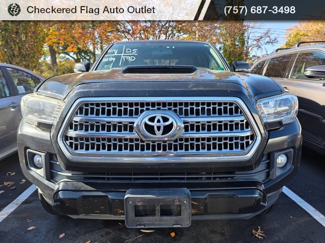 2016 Toyota Tacoma TRD Sport photo 2