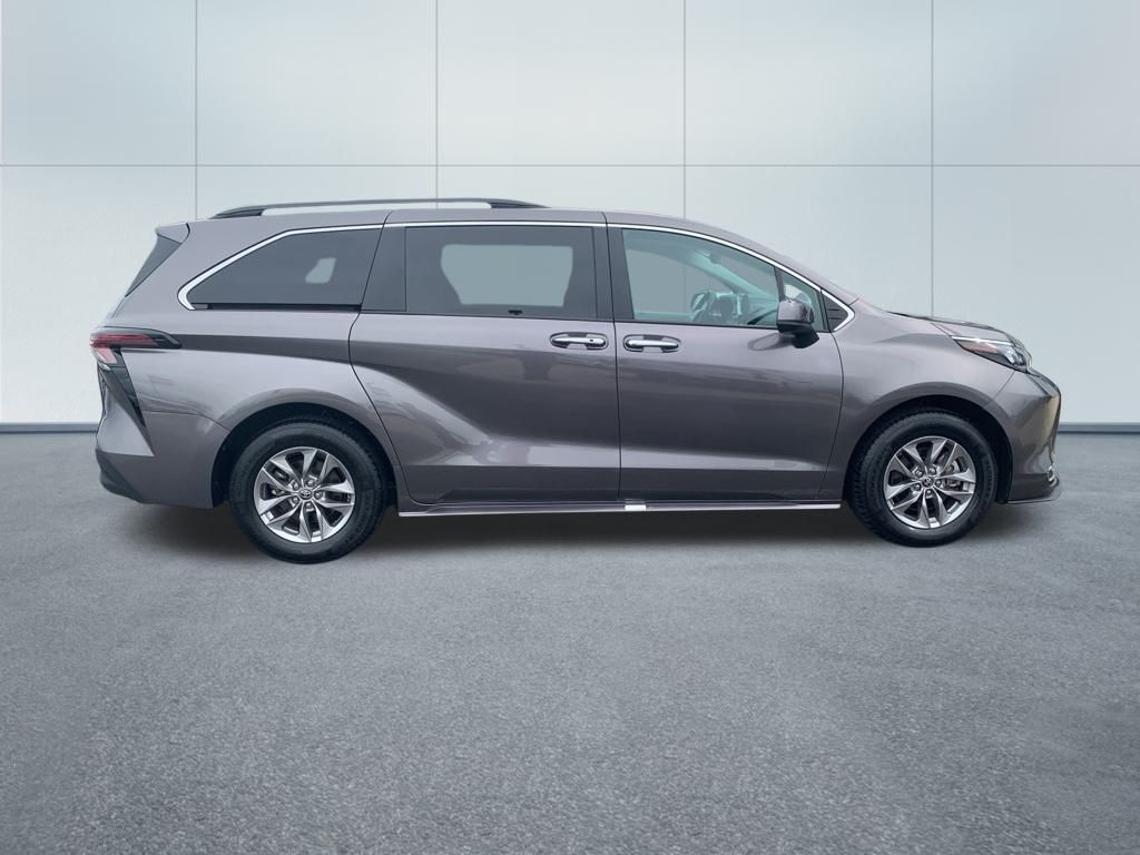 2024 Toyota Sienna XLE photo 2