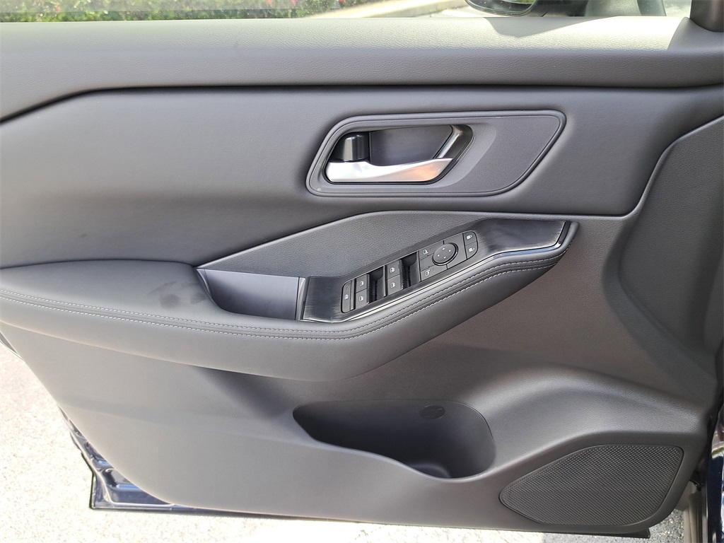 2026 Nissan Rogue SV photo 21