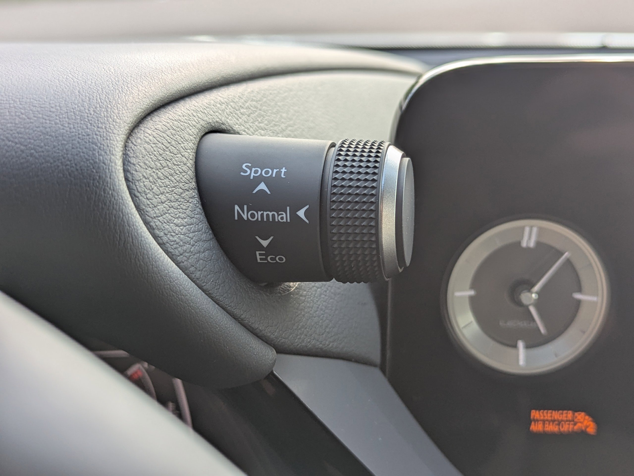 2025 Lexus ES 300h photo 30