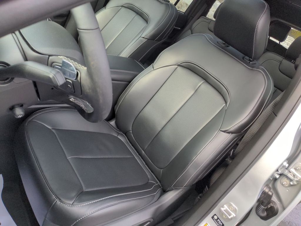 2025 Jeep Grand Cherokee Limited photo 2