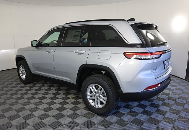 2025 Jeep Grand Cherokee Laredo Altitude photo 5