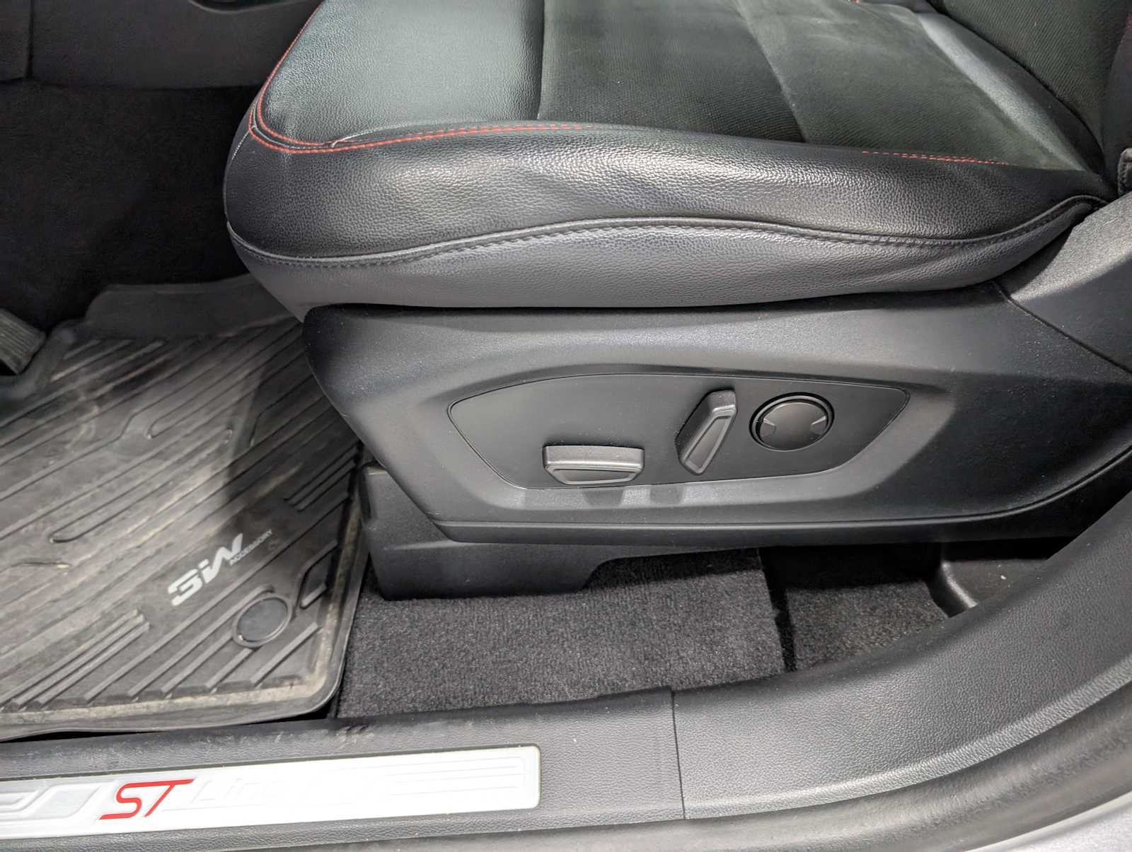 2022 Ford Explorer ST-Line photo 35