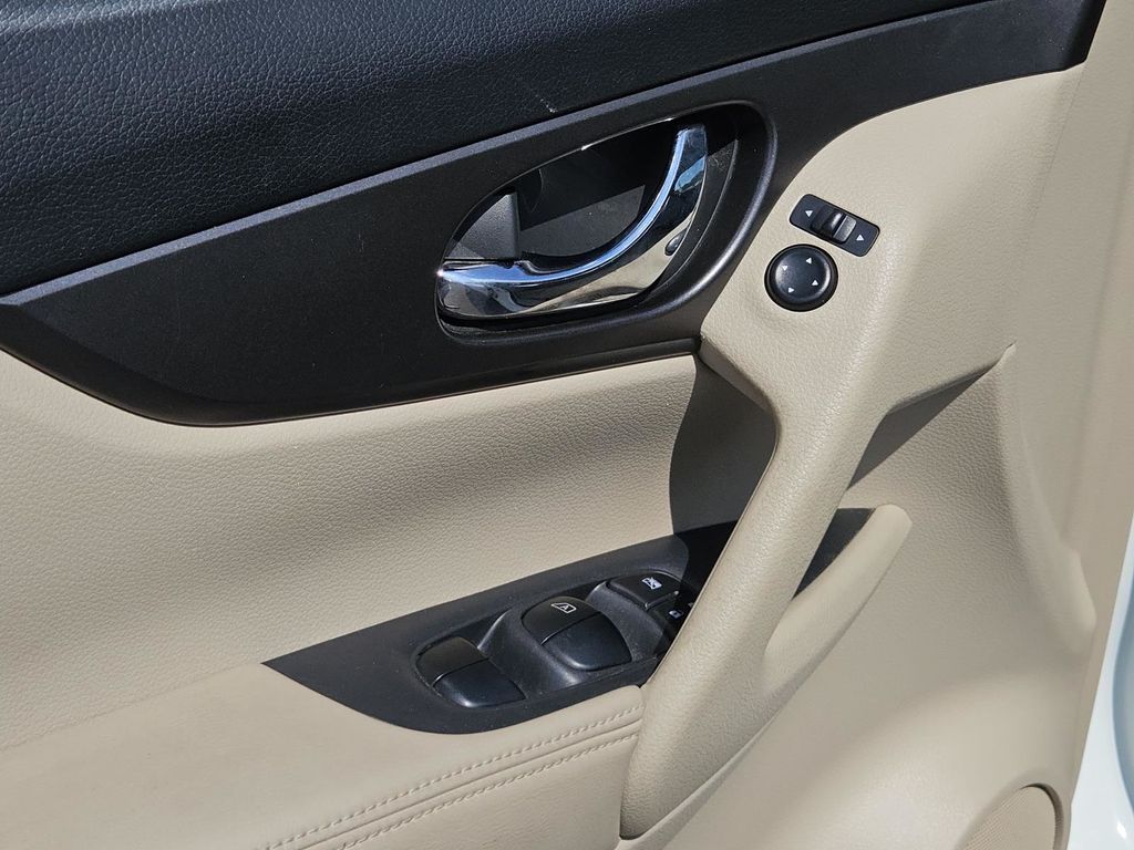 2014 Nissan Rogue S photo 20