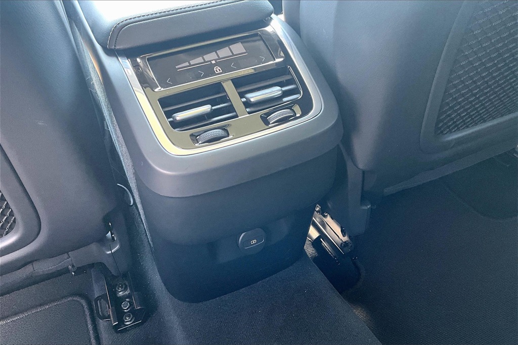2023 Volvo XC60 B5 Ultimate photo 10