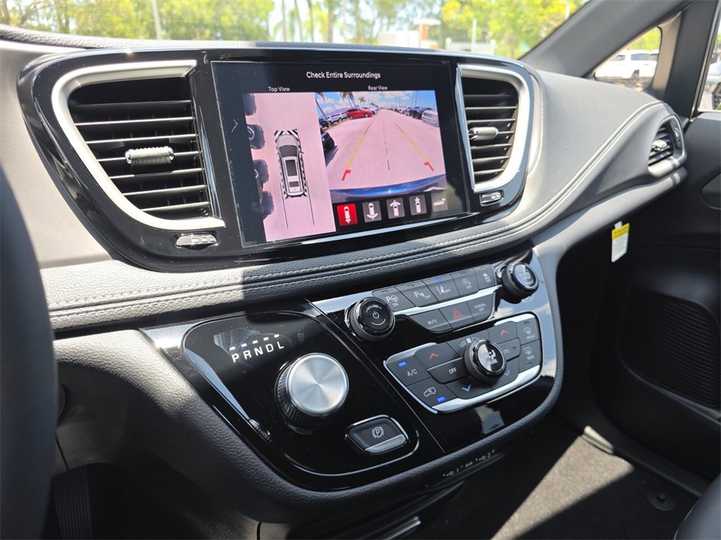 2025 Chrysler Pacifica photo 21