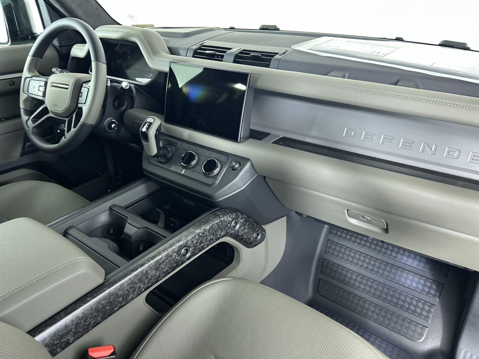 2025 Land Rover Defender 110 photo 33