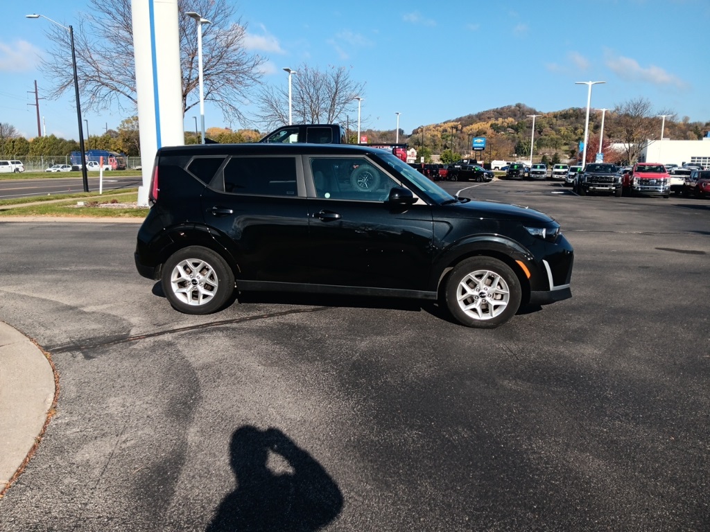 2024 Kia Soul LX photo 2