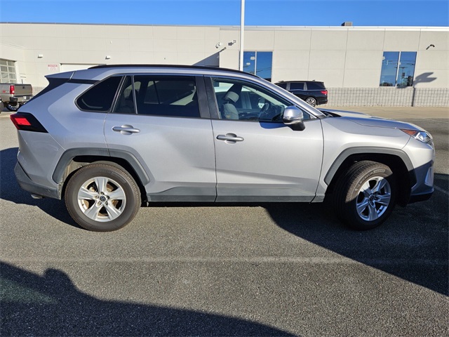 2021 Toyota RAV4 XLE photo 4