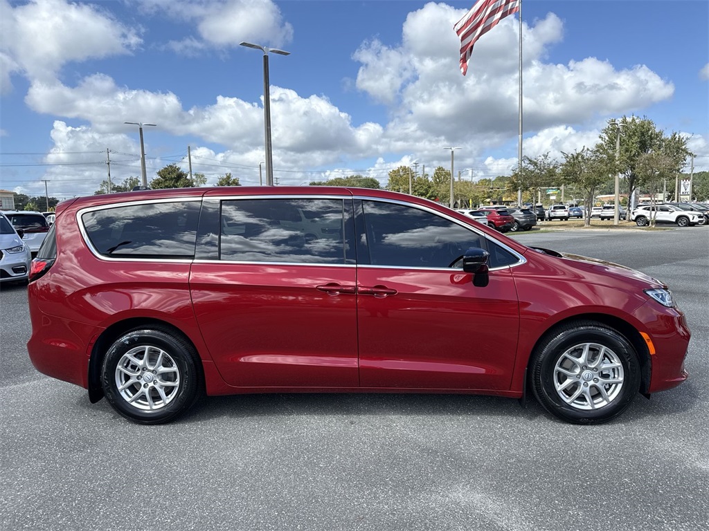 2026 Chrysler Pacifica photo 2