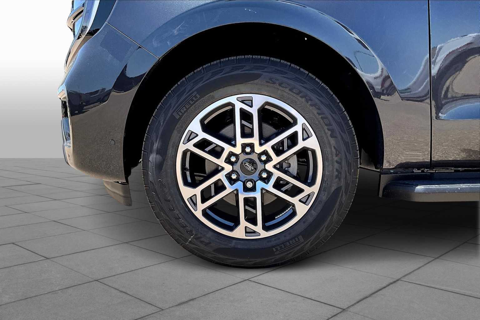 2025 Ford Expedition photo 8