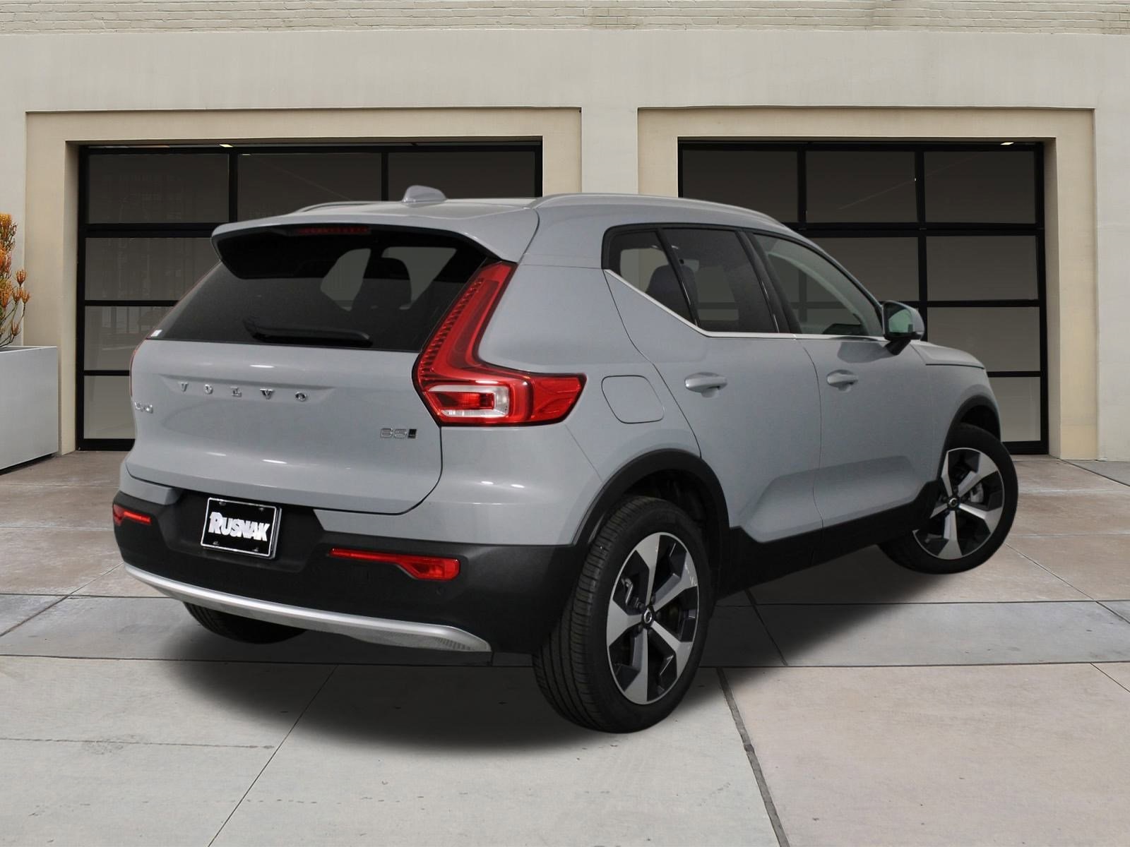2025 Volvo XC40 Core photo 3