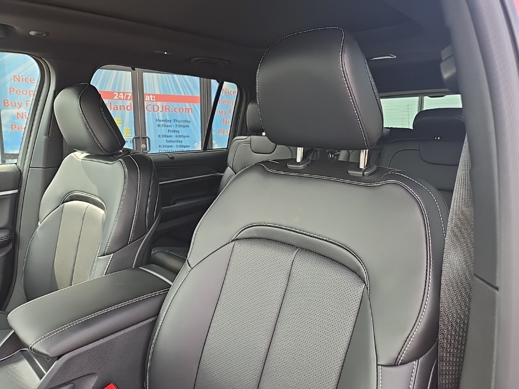 2025 Jeep Grand Cherokee Limited photo 30