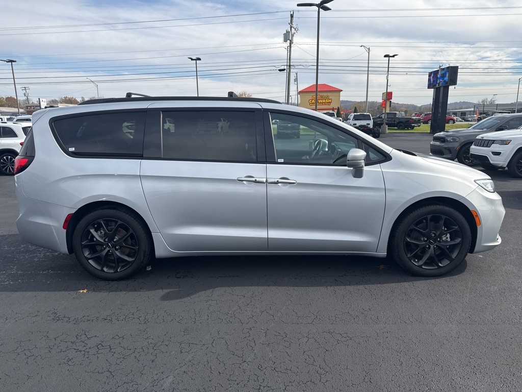 2022 Chrysler Pacifica Touring L photo 2
