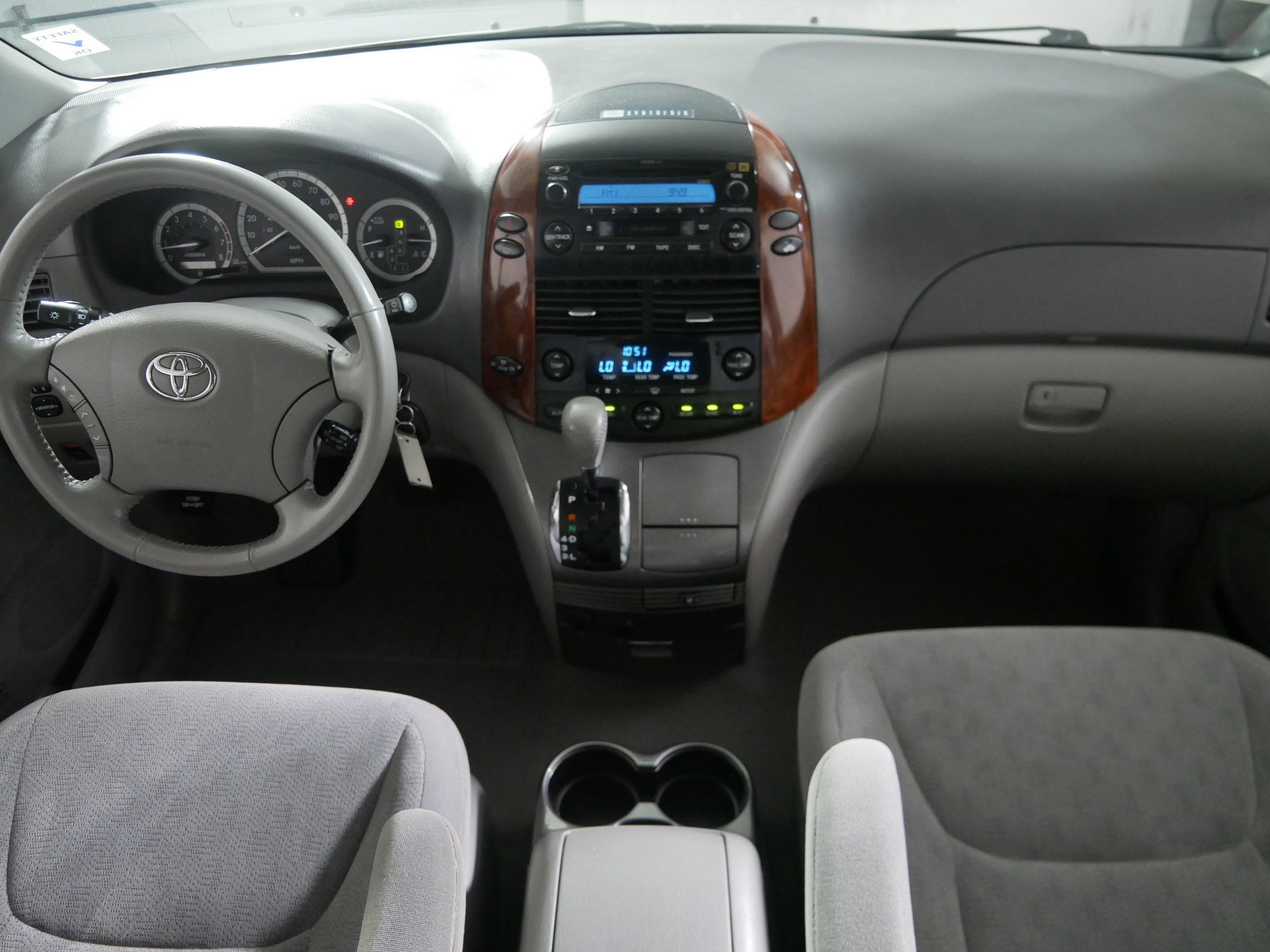 2004 Toyota Sienna XLE photo 4