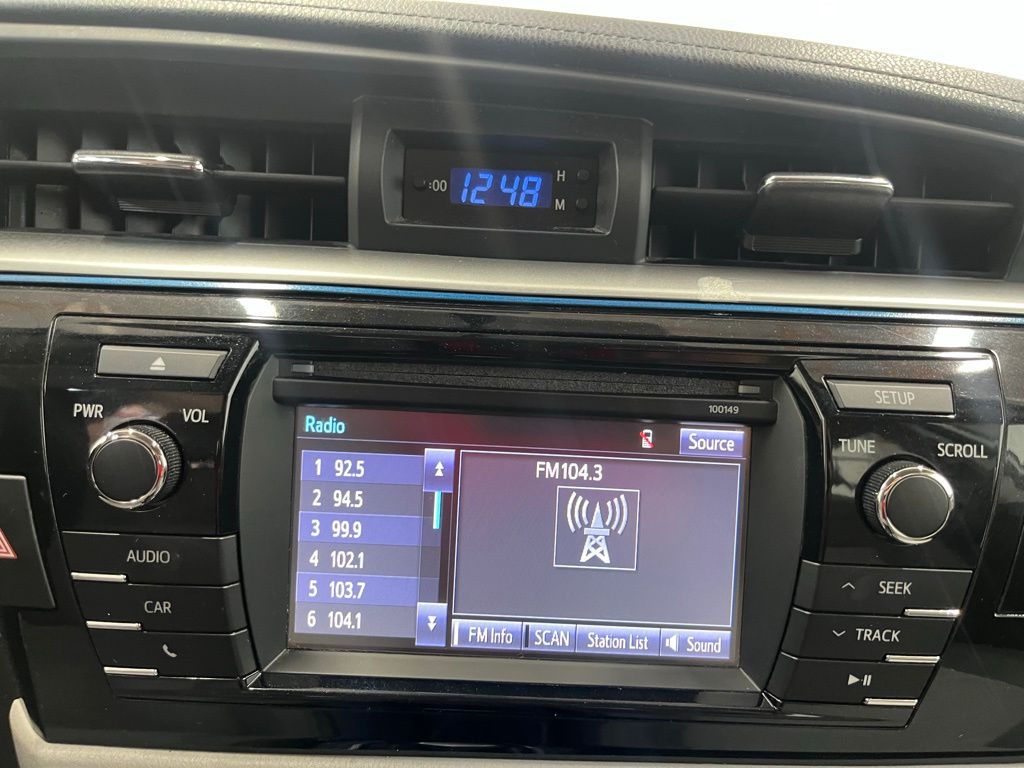 2015 Toyota Corolla LE photo 16