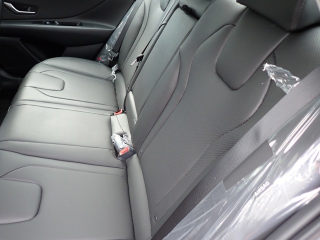 2025 Hyundai Elantra Limited photo 12