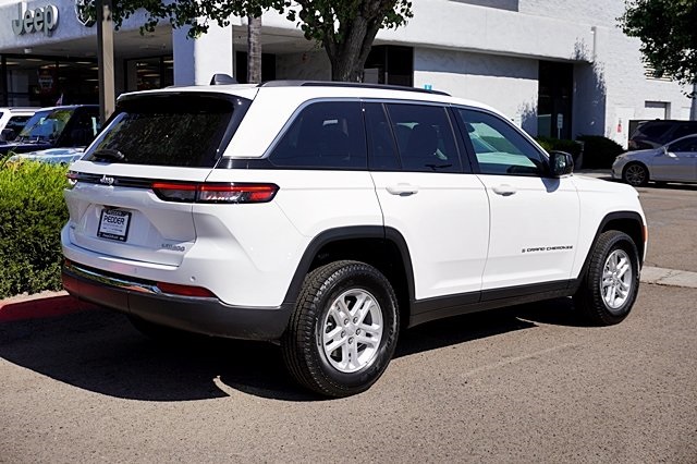 New 2024 Bright White Clear-Coat Exterior Paint Jeep Laredo image 9